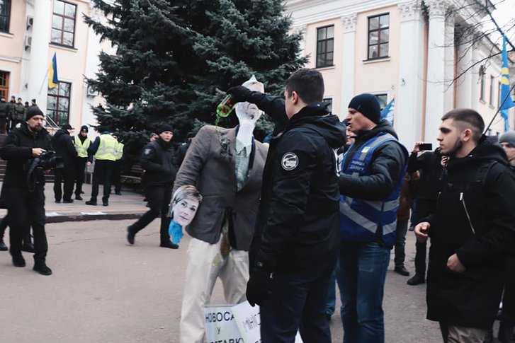 Поліція влаштувала штовханину, аби врятувати опудало Сороса_1