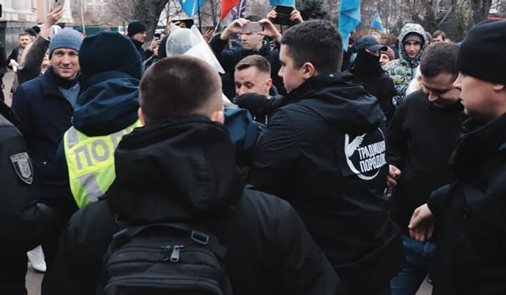 Поліція влаштувала штовханину, аби врятувати опудало Сороса_2