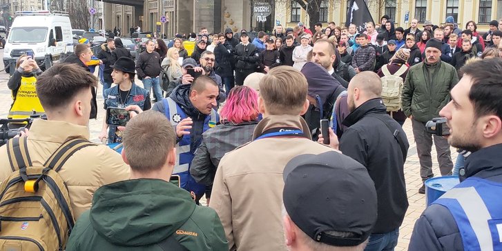 Поліція намагається заспокоїти феміністку Поліція намагається заспокоїти феміністку