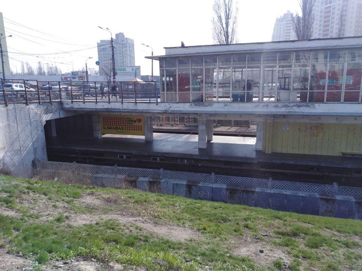 Порожня станція метро Порожня станція метро