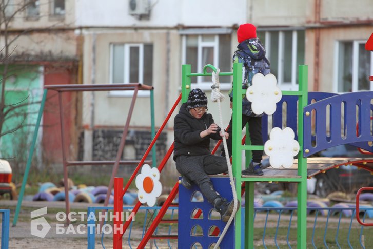 На дитячих майданчиках Полтави діти поки що гуляють На дитячих майданчиках Полтави діти поки що гуляють