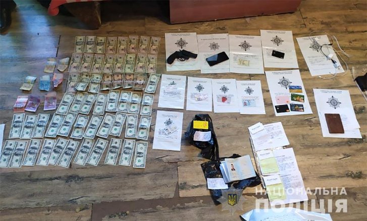 У Полтаві двоє чоловіків у медичних масках пограбували обмінний пункт_1