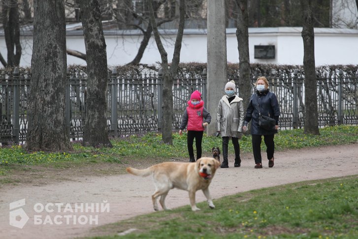 У Корпусному парку Полтави жінка гуляє з дітьми й собакою У Корпусному парку Полтави жінка гуляє з дітьми й собакою