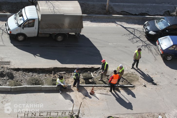 Зараз ведуться ремонтні роботи тротуарів поблизу дитячої міської лікарні Полтави, мікрорайон Левада Зараз ведуться ремонтні роботи тротуарів поблизу дитячої міської лікарні Полтави, мікрорайон Левада