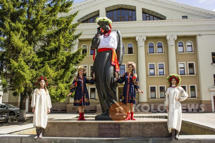 У вишиванках, практично без масок_2