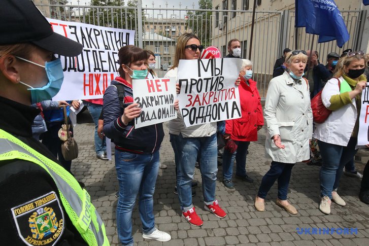 Голову харківського осередку ОПЗЖ облили зеленкою на акції медиків_1