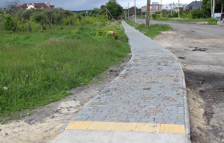 Дорожне покриття вулиць Гадяча повертають у належний стан_1