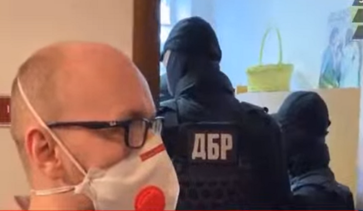 Спецпідрозділ ДБР вдерся в Музей Гончара, де відкрилась виставка картин з колекції Порошенків_1