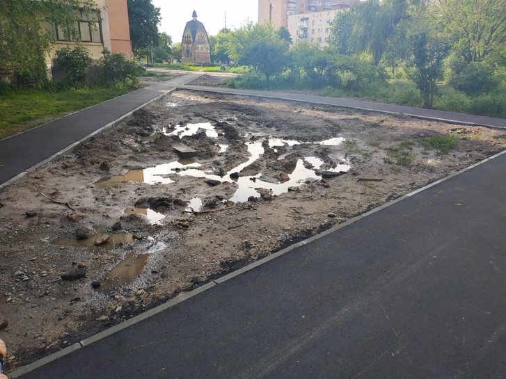 Оновлення тротуару на вулиці Квітуча Оновлення тротуару на вулиці Квітуча