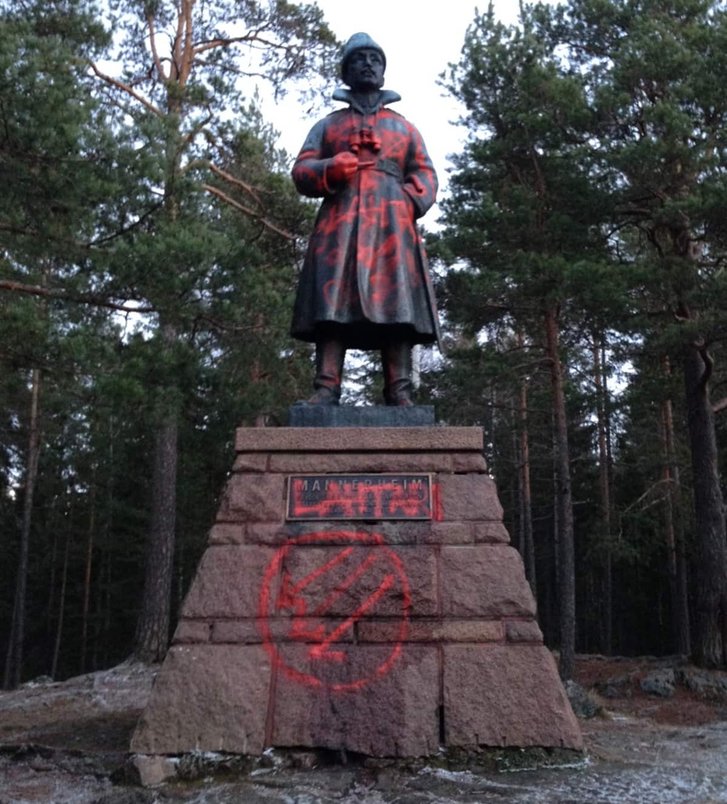 Сплюндрований ліваками пам'ятник маршалу Маннергейму у місті Тампере Сплюндрований ліваками пам'ятник маршалу Маннергейму у місті Тампере