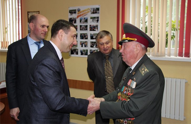 Олександр Яковенко на зустрічі з ветеранами Другої світової війни (2015 рік) Олександр Яковенко на зустрічі з ветеранами Другої світової війни (2015 рік)
