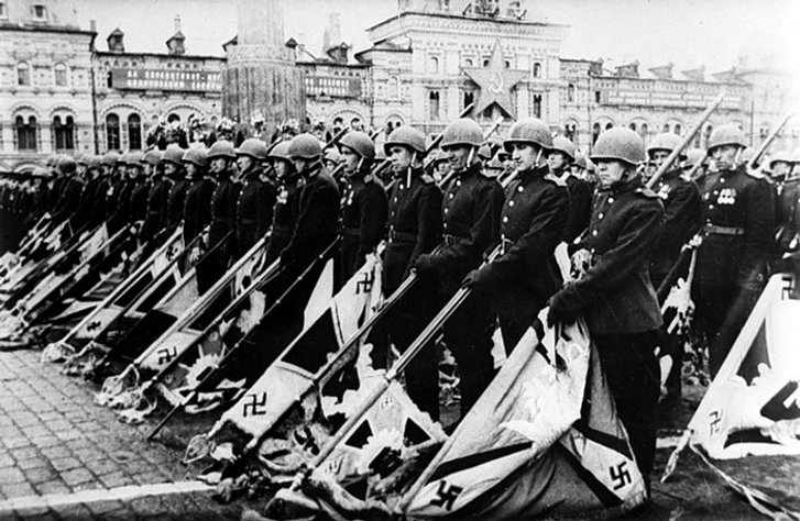 Бійці Червоної армії зі стягами Третього Райху (Москва, літо 1945 року) Бійці Червоної армії зі стягами Третього Райху (Москва, літо 1945 року)