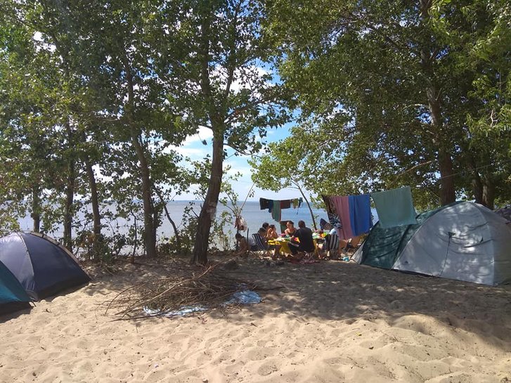 Відпочивальники на території гори Пивихи Відпочивальники на території гори Пивихи
