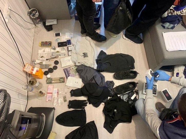 Знайдені речові докази під час обшуку помешкання підозрюваного Знайдені речові докази під час обшуку помешкання підозрюваного