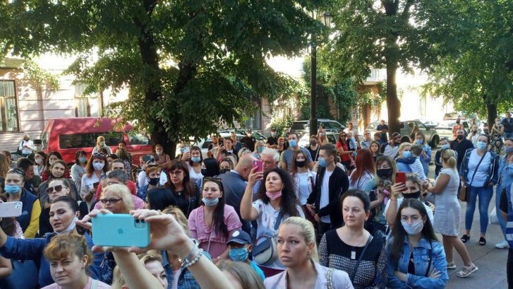У Чернівцях батьки школярів протестують проти дистанційного навчання_1