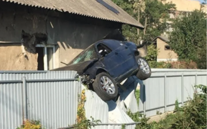 У Чернівцях поліціянт на BMW зніс світлофор і «злетів» на паркан приватного будинку_1