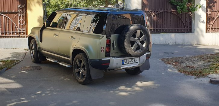 Автомобіль, на якому пересувається Головко, навпроди майбутнього ресторану Автомобіль, на якому пересувається Головко, навпроди майбутнього ресторану