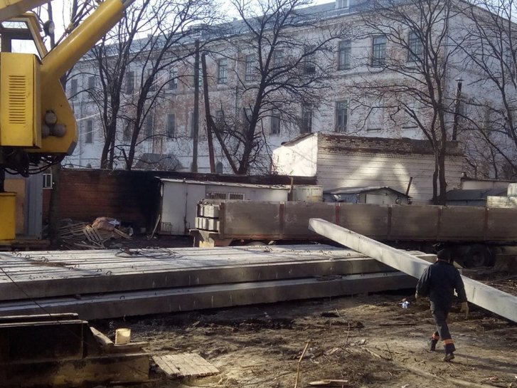 Будівельники Сірика знесли пам’ятці пів стіни коли везли залізобетонні плити. Будівельники Сірика знесли пам’ятці пів стіни коли везли залізобетонні плити.