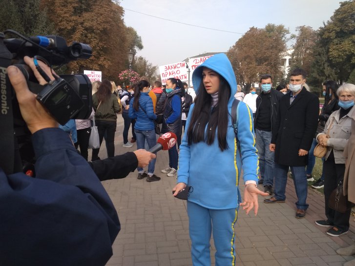 Одна з учасниць мітингу Одна з учасниць мітингу