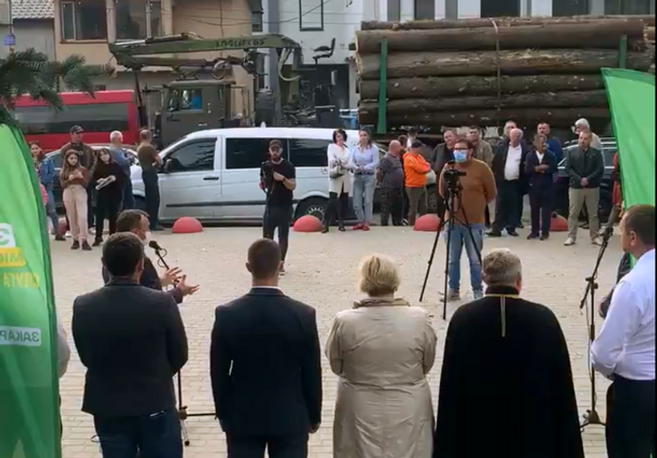 Голова Закарпатської ОДА виступає перед виборцями на фоні лісовозу Голова Закарпатської ОДА виступає перед виборцями на фоні лісовозу