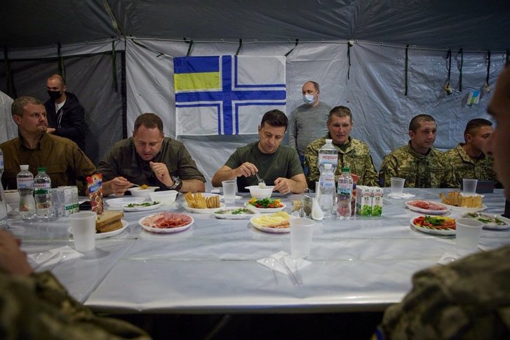 Зеленський і Єрмак їдять в оточенні вояків ЗСУ Зеленський і Єрмак їдять в оточенні вояків ЗСУ