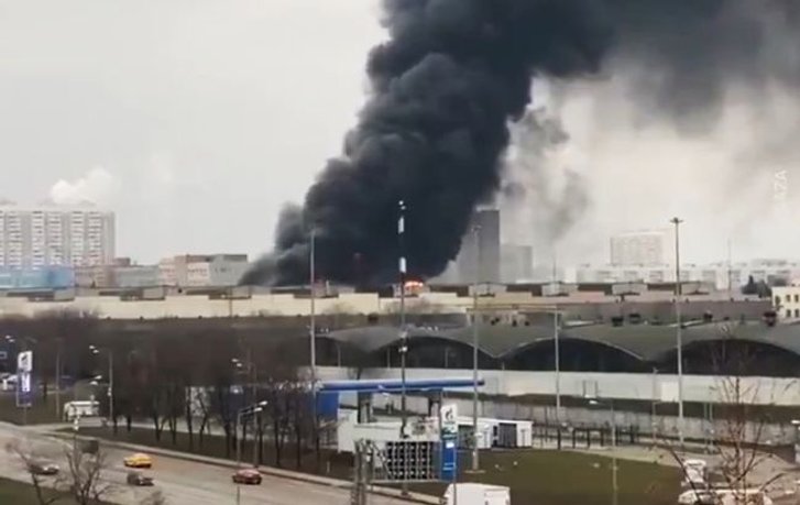 У Москві чутно сильні вибухи через пожежу на складі з газовими балонами_1