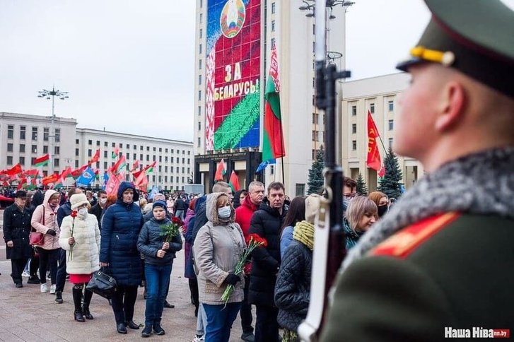 Прихильники Лукашенка відзначили річницю більшовицького перевороту_3
