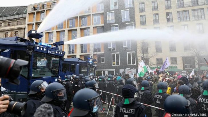 У Берліні поліція розігнала противників жорстких карантинних мір запропонованих урядом_2