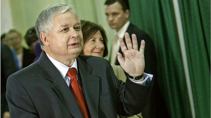 Катастрофа під Смоленськом сталася за пів року до виборів президента Польщі. Зважаючи на результати соцопитувань, обратися на другий термін Леху Качинському було б дуже складно Катастрофа під Смоленськом сталася за пів року до виборів президента Польщі. Зважаючи на результати соцопитувань, обратися на другий термін Леху Качинському було б дуже складно