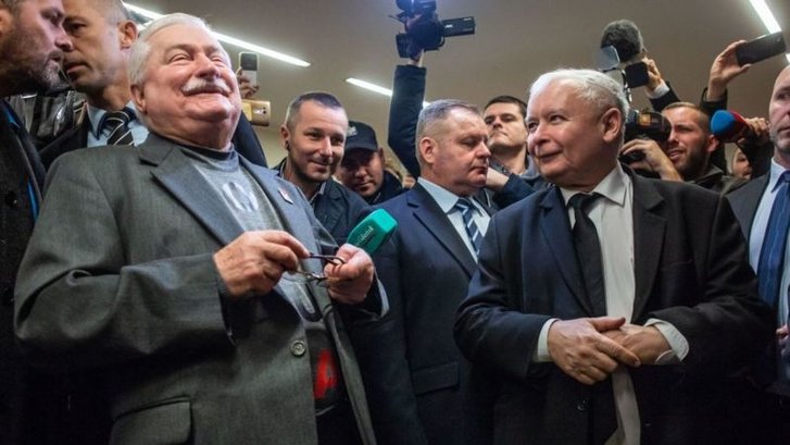 Під час суду Лех Валенса (ліворуч) і Ярослав Качинський не могли втриматися від дошкульних зауважень на адресу один одного Під час суду Лех Валенса (ліворуч) і Ярослав Качинський не могли втриматися від дошкульних зауважень на адресу один одного