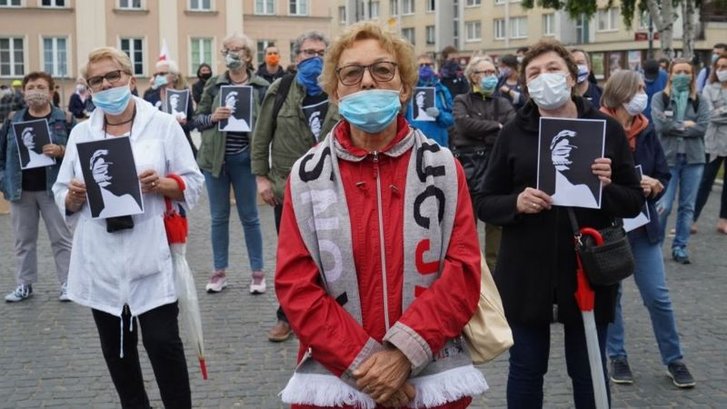 Суддя Лончевський певний час був своєрідним символом у риториці польської влади, що обіцяє запустити судову систему країни. Судова реформа, ініційована чинною владою, викликала протести всередині країни і була розкритикована Брюсселем Суддя Лончевський певний час був своєрідним символом у риториці польської влади, що обіцяє запустити судову систему країни. Судова реформа, ініційована чинною владою, викликала протести всередині країни і була розкритикована Брюсселем