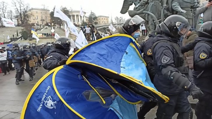 В “кращих традиціях” беркутів: МВС не дозволяє встановлювати підприємцям на Майдані намети_2