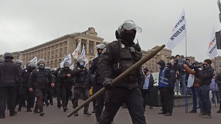 В “кращих традиціях” беркутів: МВС не дозволяє встановлювати підприємцям на Майдані намети_3