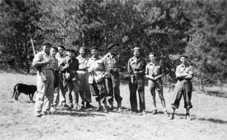 Французькі партизани разом з офіцерами УСО (1943 рік) Французькі партизани разом з офіцерами УСО (1943 рік)