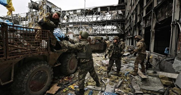 Україна вшановує кіборгів, які 242 дні обороняли ДАП_3
