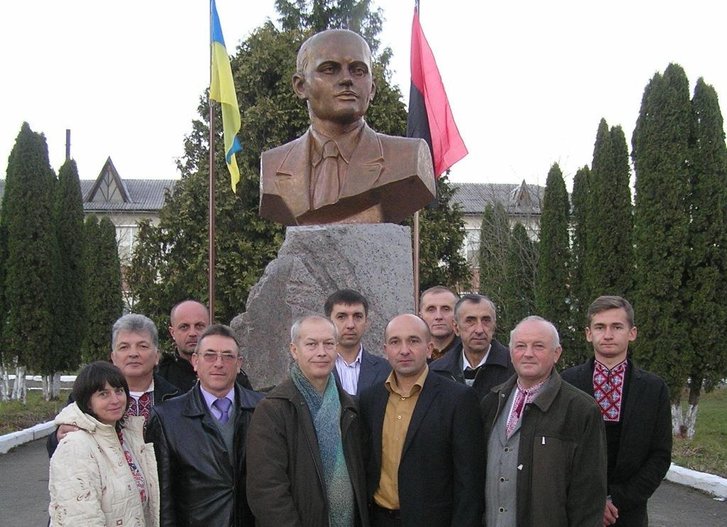 Земляки вшановують пам'ять керівника СБ ОУН Миколи Арсенич на місці його загибелі Земляки вшановують пам'ять керівника СБ ОУН Миколи Арсенич на місці його загибелі