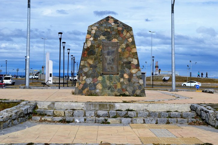 Обеліск у Пунта-Аренасі нагадує, що Антарктида – це Чілі Обеліск у Пунта-Аренасі нагадує, що Антарктида – це Чілі
