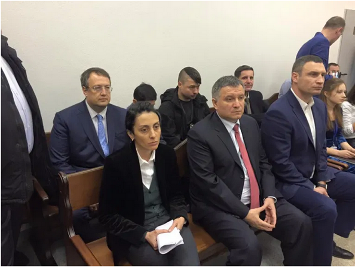 Кращі люди Києва прибули в Апеляційний суд м.Києва вимагати звільнення з-під варти поліцая Олійника, який вбив ні в чому не винуватого неповнолітнього хлопця Кращі люди Києва прибули в Апеляційний суд м.Києва вимагати звільнення з-під варти поліцая Олійника, який вбив ні в чому не винуватого неповнолітнього хлопця