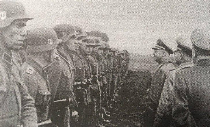 Іван Фіалка (крайній зліва) на стройовому вирядженні Дивізії