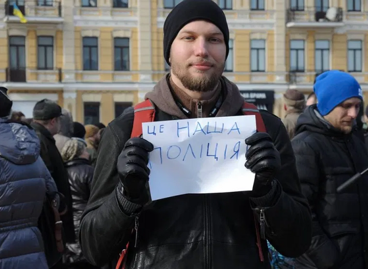 Мітинг, влаштований “Автомайданом” на захист поліцая Олійника, який фальсифікував кримінальні провадження проти членів “Автомайдану” Мітинг, влаштований “Автомайданом” на захист поліцая Олійника, який фальсифікував кримінальні провадження проти членів “Автомайдану”