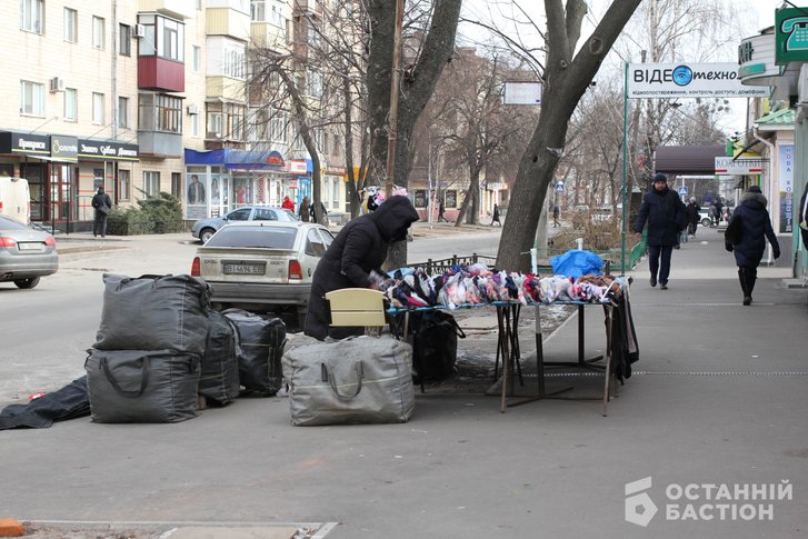 «Витягнемо Мамая з кабінету і поведемо на базар» – продавці стихійного ринку в Полтаві_3