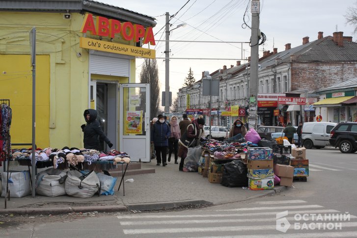 «Витягнемо Мамая з кабінету і поведемо на базар» – продавці стихійного ринку в Полтаві_10