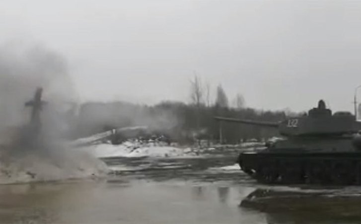 Масниця «з вогником»: на Росії з Т-34 розстріляли опудало_1