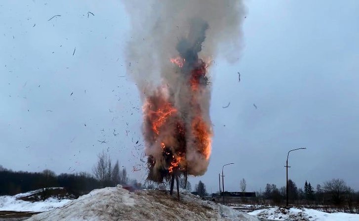 Масниця «з вогником»: на Росії з Т-34 розстріляли опудало_2
