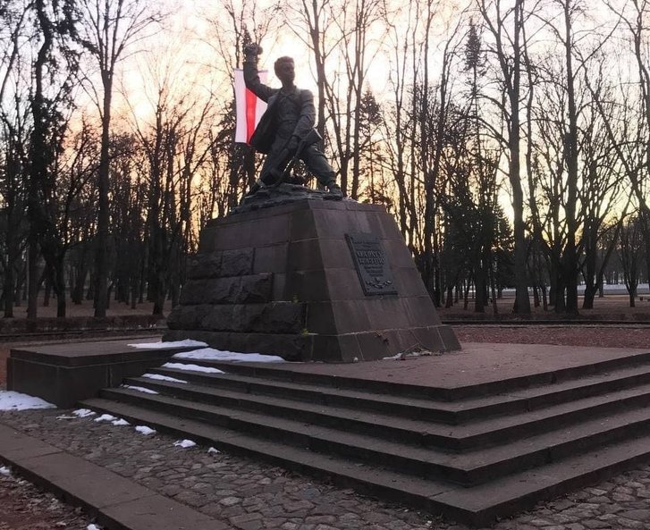 Пам'ятник діячу партизанського Руху опору у Другій світовій війні Марату Казею у Мінську також прикрасили білоруським національним стягом Пам'ятник діячу партизанського Руху опору у Другій світовій війні Марату Казею у Мінську також прикрасили білоруським національним стягом