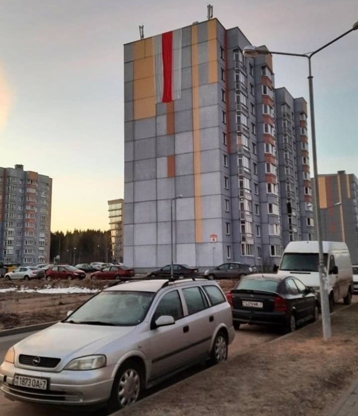 Біло-червоно-білий стяг на одній із багатоповерхівок у місті Гомель Біло-червоно-білий стяг на одній із багатоповерхівок у місті Гомель