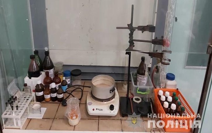 Викладачі медколеджу надсилали наркотики через Нову пошту в Полтаві_2