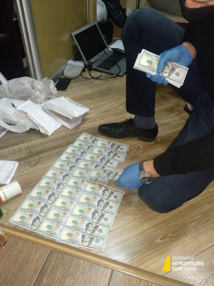 НАБУ затримало на хабарі у 100 тисяч доларів брата голови Окружного адмінсуду Вовка (Оновлюється)_2