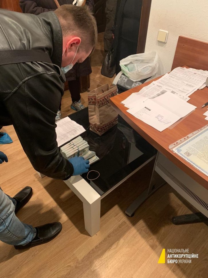 НАБУ затримало на хабарі у 100 тисяч доларів брата голови Окружного адмінсуду Вовка (Оновлюється)_4