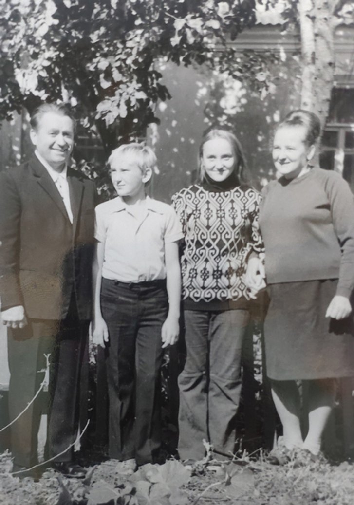 Сім'я Гончаруків біля власного будинку на Харківщині, 1978 р. Сім'я Гончаруків біля власного будинку на Харківщині, 1978 р.